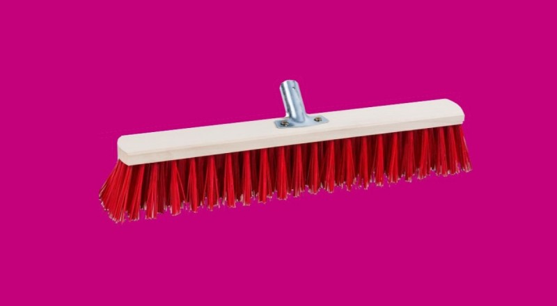 Utcai kefe, erős műanyag szállal, fa nyélre